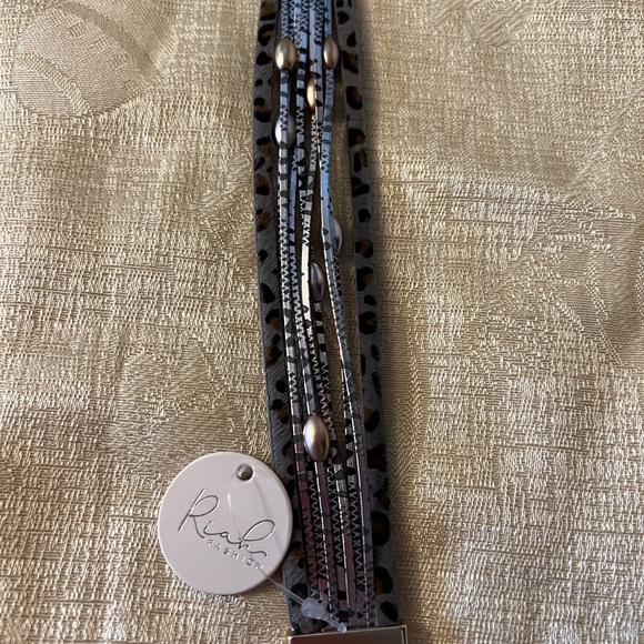 Reversable Leather Bracelet - Picture 2 of 8